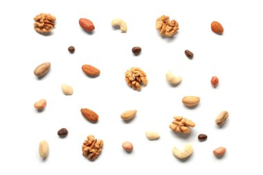 Beyaz arka plan üzerinde farklı fındık ile kompozisyon