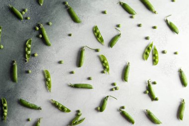 Işık tablosu üzerinde taze yeşil bezelye