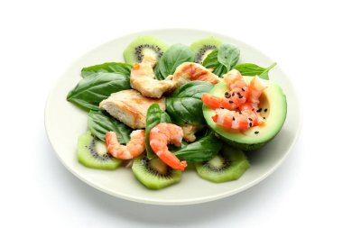 Plaka beyaz arka plan üzerinde olgunlaşmış avokado salatası