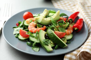 Plaka masada lezzetli avokado salatası ile