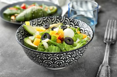 Masada lezzetli avokado salatası ile kase