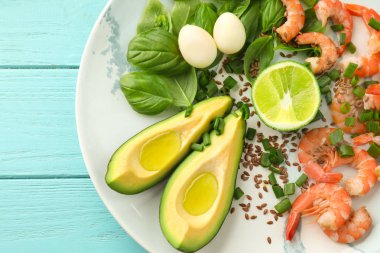 Tablo, closeup lezzetli avokado salatası ile plaka