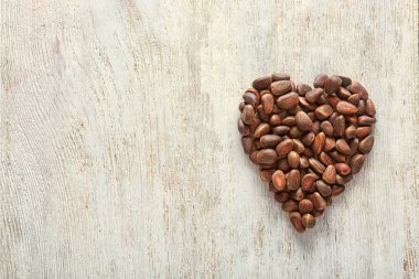Kalp lezzetli çam fıstığı ahşap zemin üzerine yapılmış