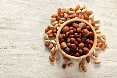 Ahşap arka planda farklı fındıklı kase