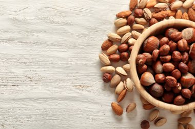 Ahşap arka planda farklı fındıklı kase