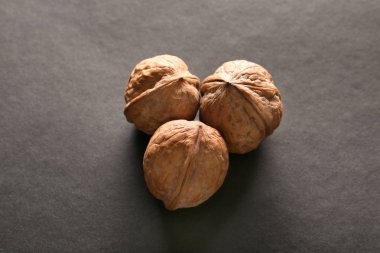 Koyu arka plan üzerinde soyulmamış ceviz