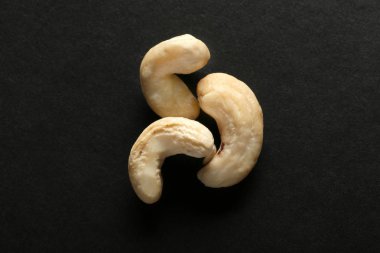 Koyu arka plan üzerinde lezzetli kaşu