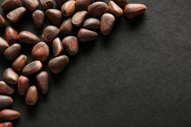 Koyu arka plan üzerinde lezzetli çam fıstığı