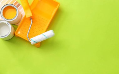 Boya... kutularını ve renk arka plan üzerinde rulo tepsisi