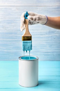 Ahşap arka plan boya fırça tutan alt daldırma