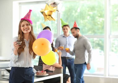 Lezzetli kek ve hava balonları Office Doğum günü partisinde genç kadın