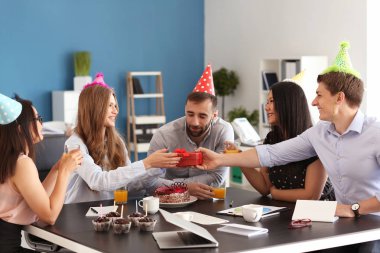 Veren doğumgünü hediyesi meslektaşı ofis partisinde için genç adam