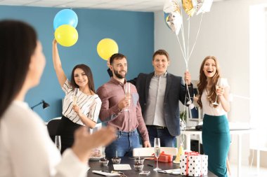 Ofiste genç kadın Doğum gününde sürpriz parti mutlu arkadaşları