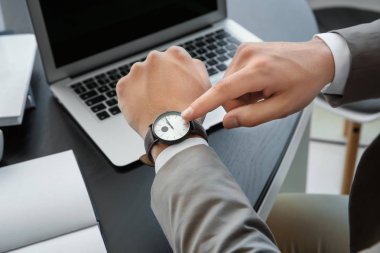 Onun kapalı bakarak iş adamı. Zaman yönetimi kavramı