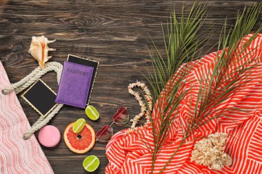 Ahşap arka plan yaz tatili için aksesuarlar ile kompozisyon