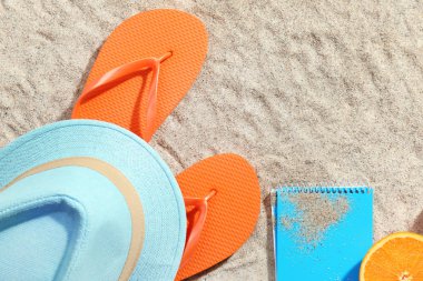 Kum üzerinde plaj aksesuarları ile kompozisyon