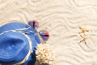 Kum üzerinde plaj aksesuarları ile kompozisyon