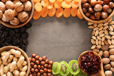 Farklı fındık ve gri arka plan üzerinde meyve kompozisyonu