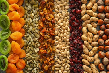 Kurutulmuş meyve ile çeşitli fındık