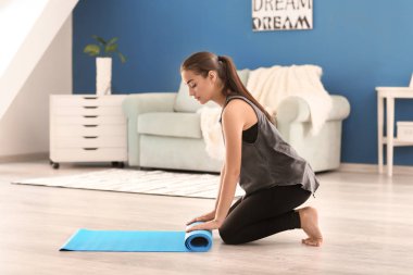 Yoga mat kapalı olan kadın