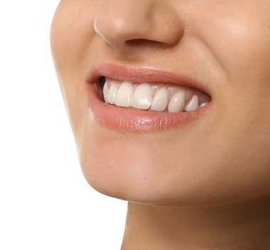 Beyaz arka planda sağlıklı dişleri olan güzel genç bir kadın.