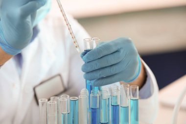 Test tüpleri, closeup örnekleri ile çalışan bilim adamı