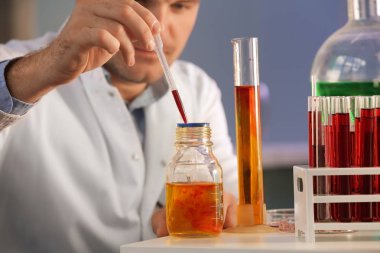 Laboratuvar sıvı ile çalışan bilim adamı