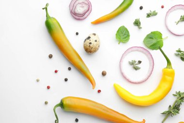 Taze biber, otlar ve baharatlar beyaz arka plan üzerinde ile kompozisyon