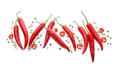 Pul biber, otlar ve baharatlar beyaz arka plan üzerinde ile kompozisyon