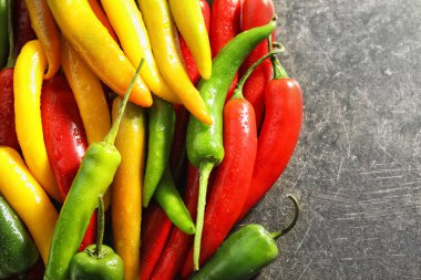 Gri arka plan üzerinde taze biber