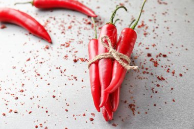 Gri arka plan üzerinde taze ve kuru biber