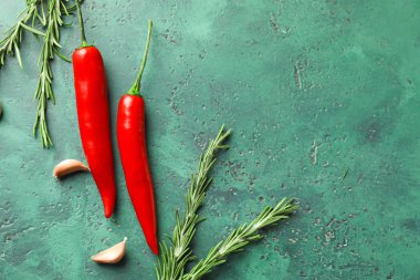 Taze biber sarımsak ve biberiye dokulu renkli arka plan üzerinde