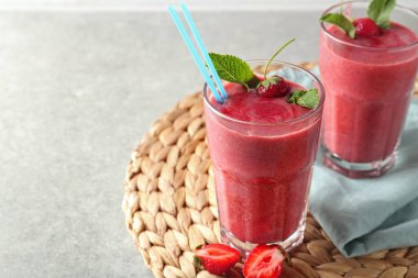 Hasır mat tablo üzerinde çilek güler yüzlü gözlüklü