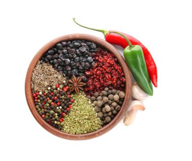 Beyaz arka plan üzerinde farklı kuru baharat ile kase