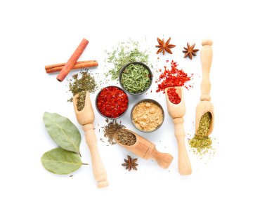 Beyaz arka plan üzerinde farklı kuru baharat ile kompozisyon