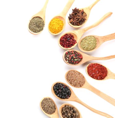 Baharat beyaz arka plan üzerinde farklı kaşık kuru