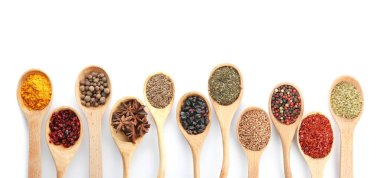 Baharat beyaz arka plan üzerinde farklı kaşık kuru