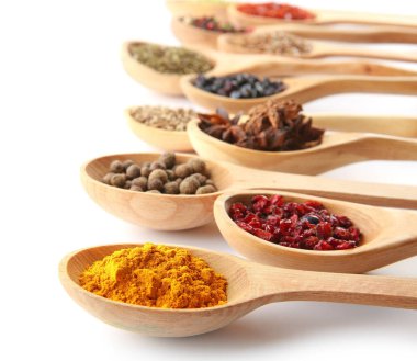 Baharat beyaz arka plan üzerinde farklı kaşık kuru