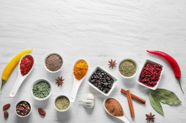 Ahşap arka plan üzerinde farklı kuru baharat ile kompozisyon
