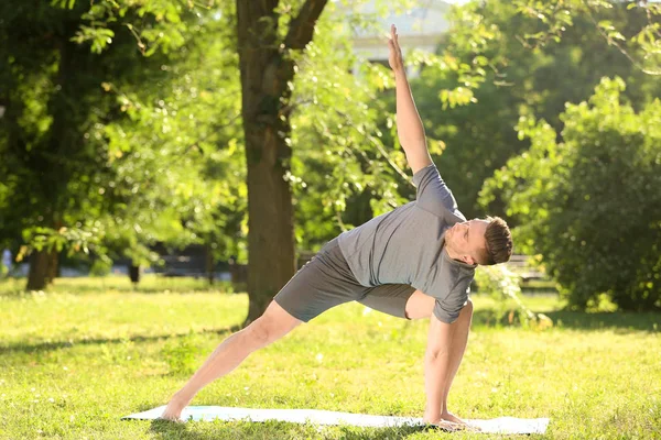 Sporty Man Practicing Yoga Park — Stock Photo, Image