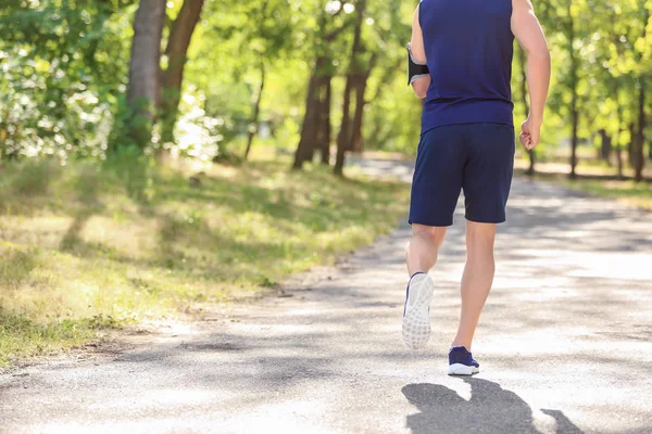 Uomo Sportivo Che Corre Nel Parco — Foto Stock