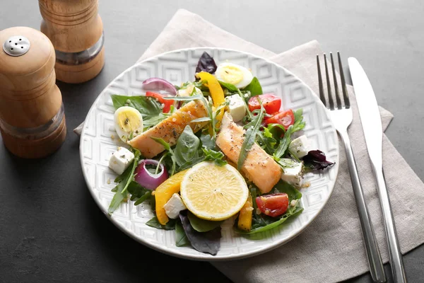 Plate Tasty Chicken Salad Grey Table — Stock Photo, Image