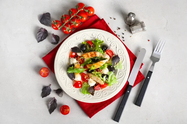Plate Tasty Chicken Salad Grey Table — Stock Photo, Image