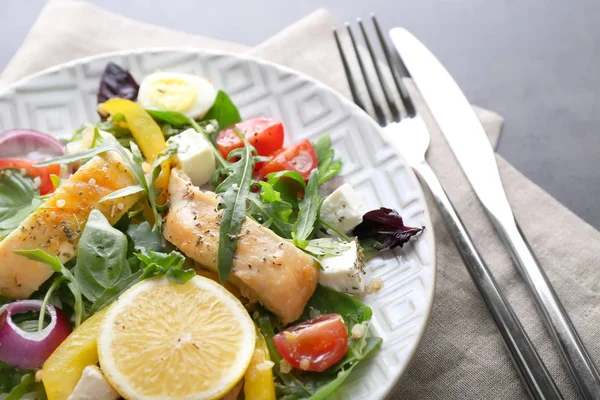 Prato Com Saborosa Salada Frango Mesa Cinza Close — Fotografia de Stock