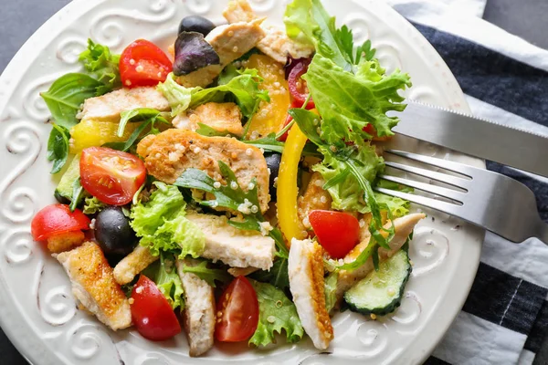 Plate Tasty Chicken Salad Table — Stock Photo, Image