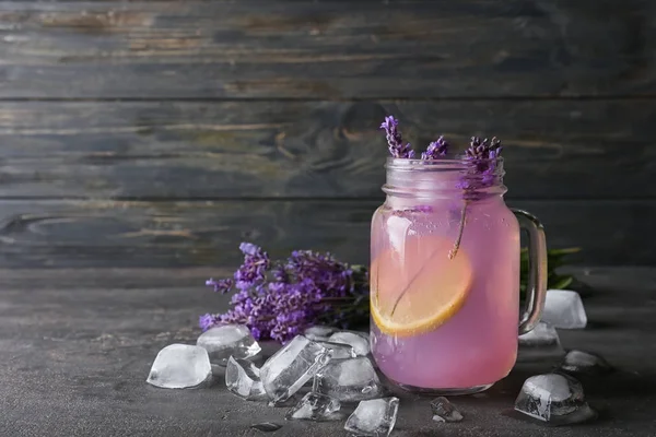 Einmachglas Mit Lavendellimonade Und Eiswürfeln Auf Grauem Tisch — Stockfoto