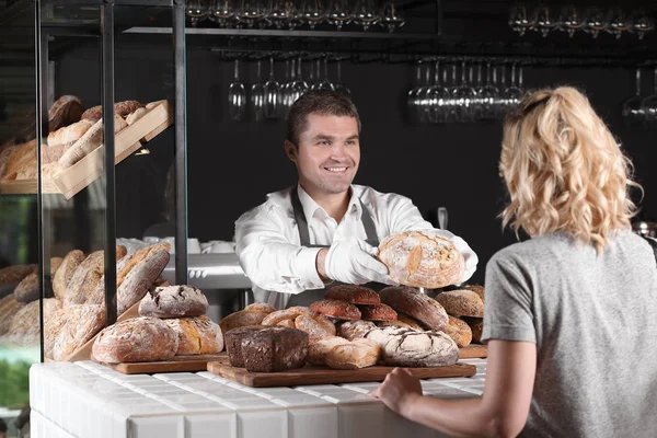Mujer Comprando Pan Fresco Panadero Alegre Tienda — Foto de Stock
