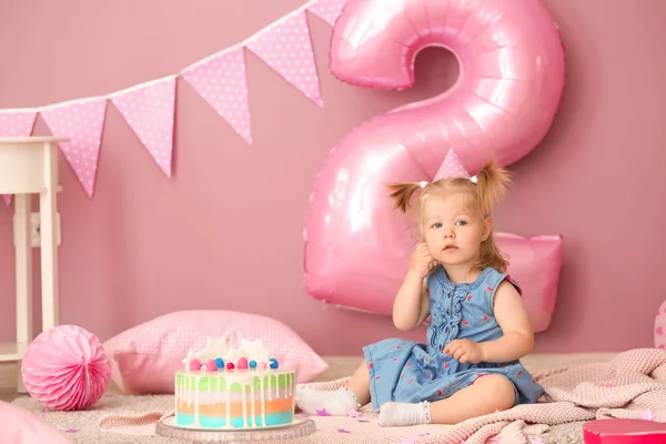 Ładna Dziewczynka Pyszne Ciasto Siedzi Dywanie Pokoju Urządzonego Urodzinowe — Zdjęcie stockowe