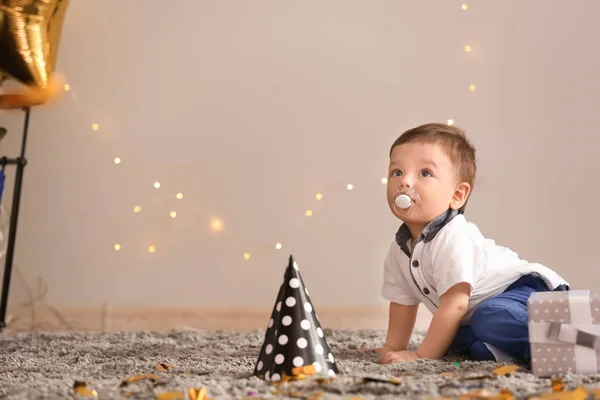 Menino Bonito Sua Primeira Festa Aniversário Casa — Fotografia de Stock