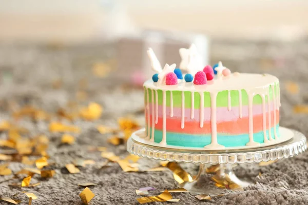 誕生日ケーキのカーペットの上に立つ — ストック写真